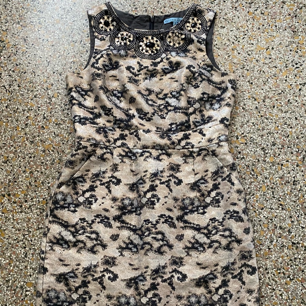 Stunning cocktail dress with ornamental neckline!